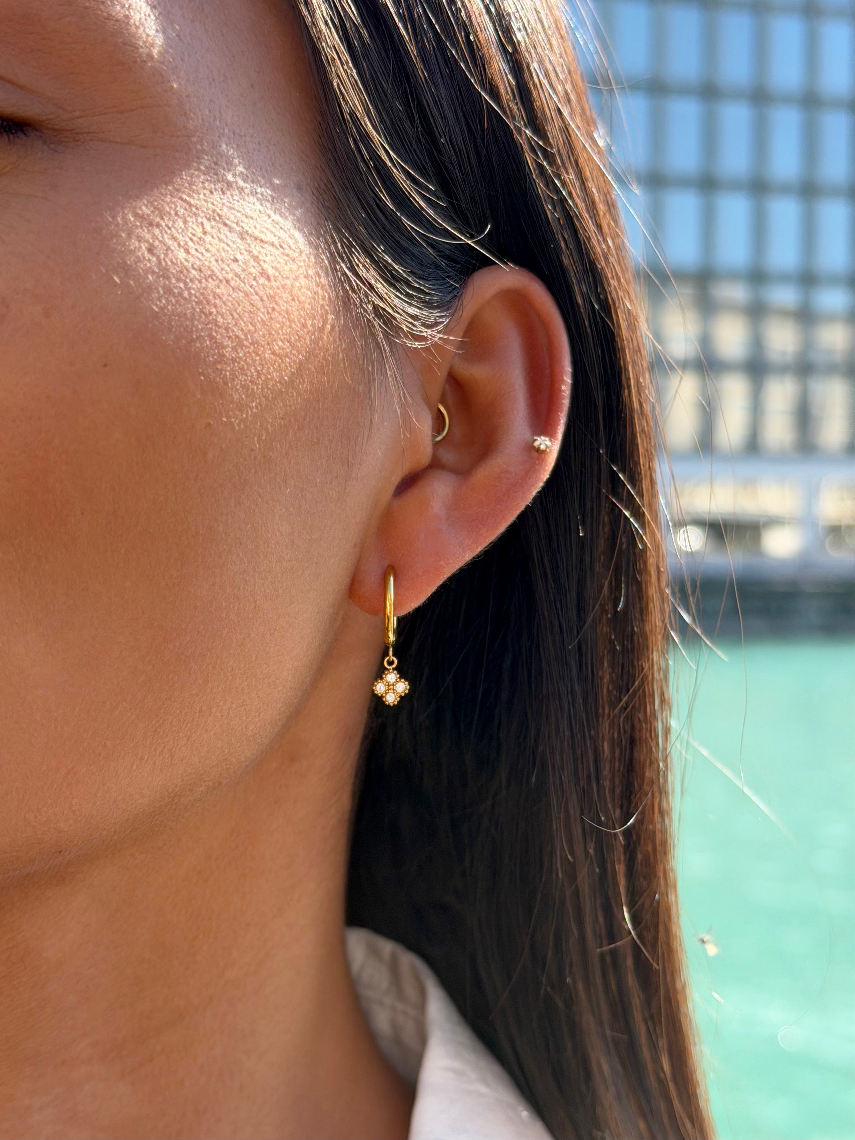 Boucles d'oreilles mini créoles dorées Kaelie avec pendentif trèfle serti de zircons - Bijou porté