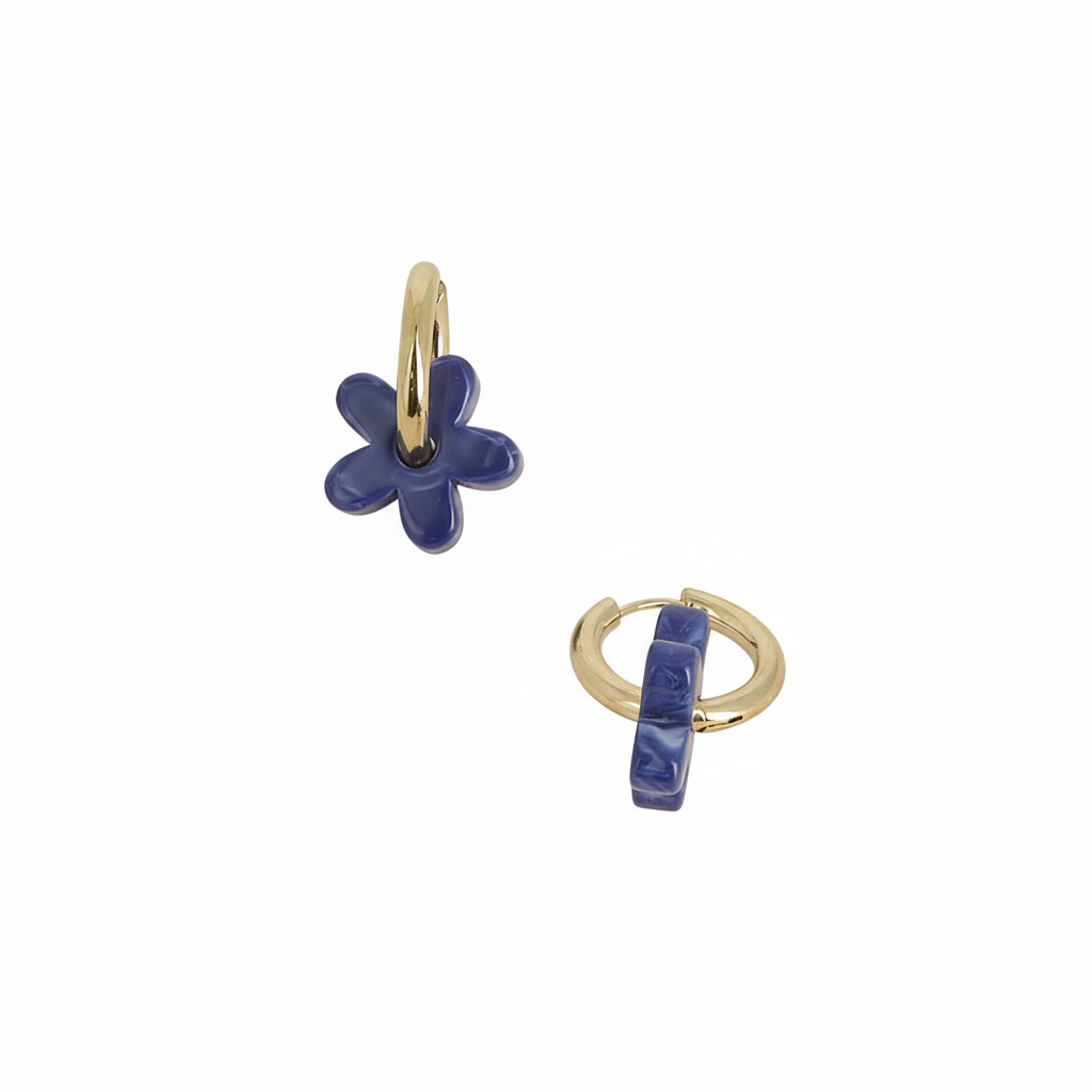 Mini créoles 2-en-1 dorées mini shauna bleu ornées d'une fleur en acétate coloré - Bijou photographié sur fond blanc