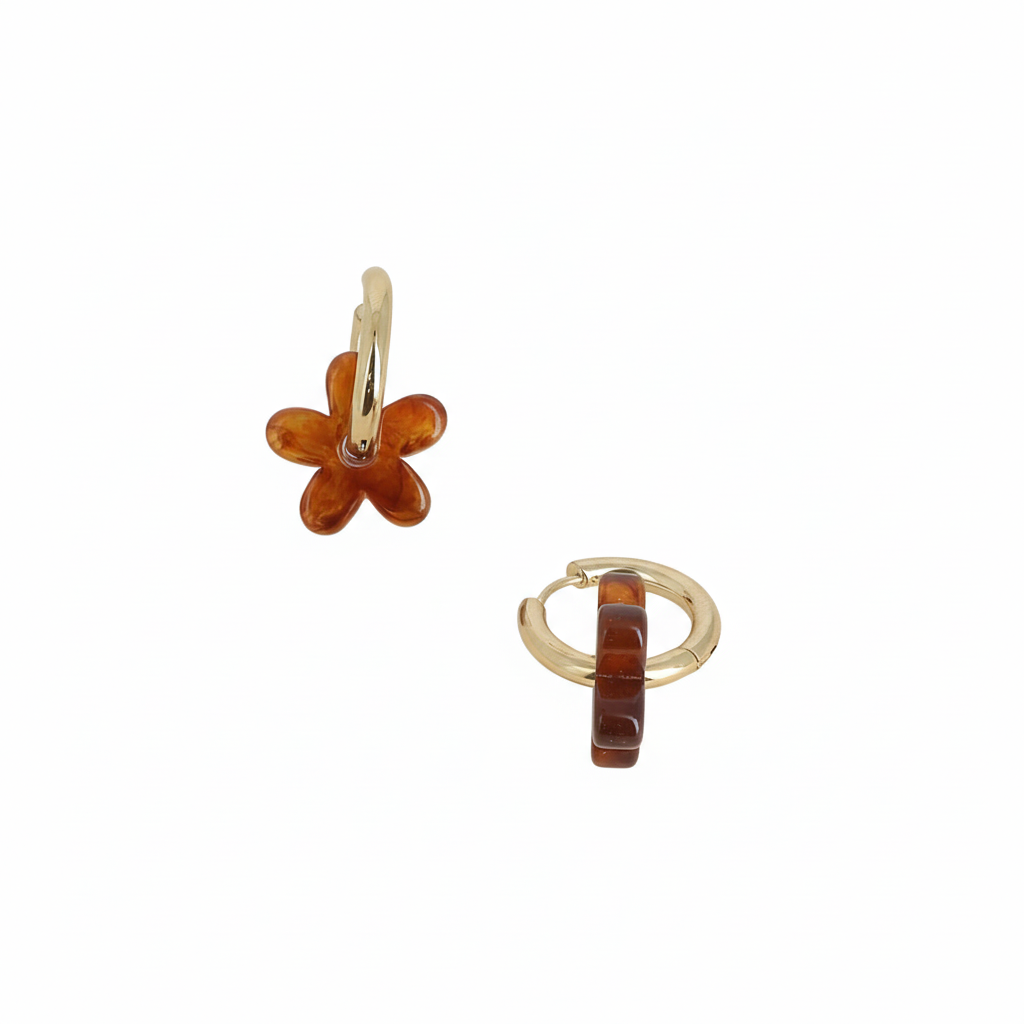 Mini créoles 2 en 1 dorée Mini Shauna marron avec fleur en acétate - Bijou photographié sur fond blanc