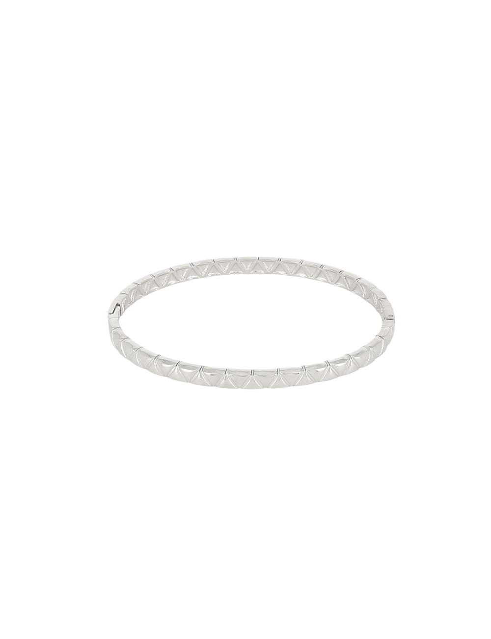 Jonc argenté Axia à motifs triangulaires - Bijou sur fond blanc