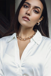 Boucles d'oreilles mini créoles dorées Camy blanc crème avec acétate colorée - Bijou porté