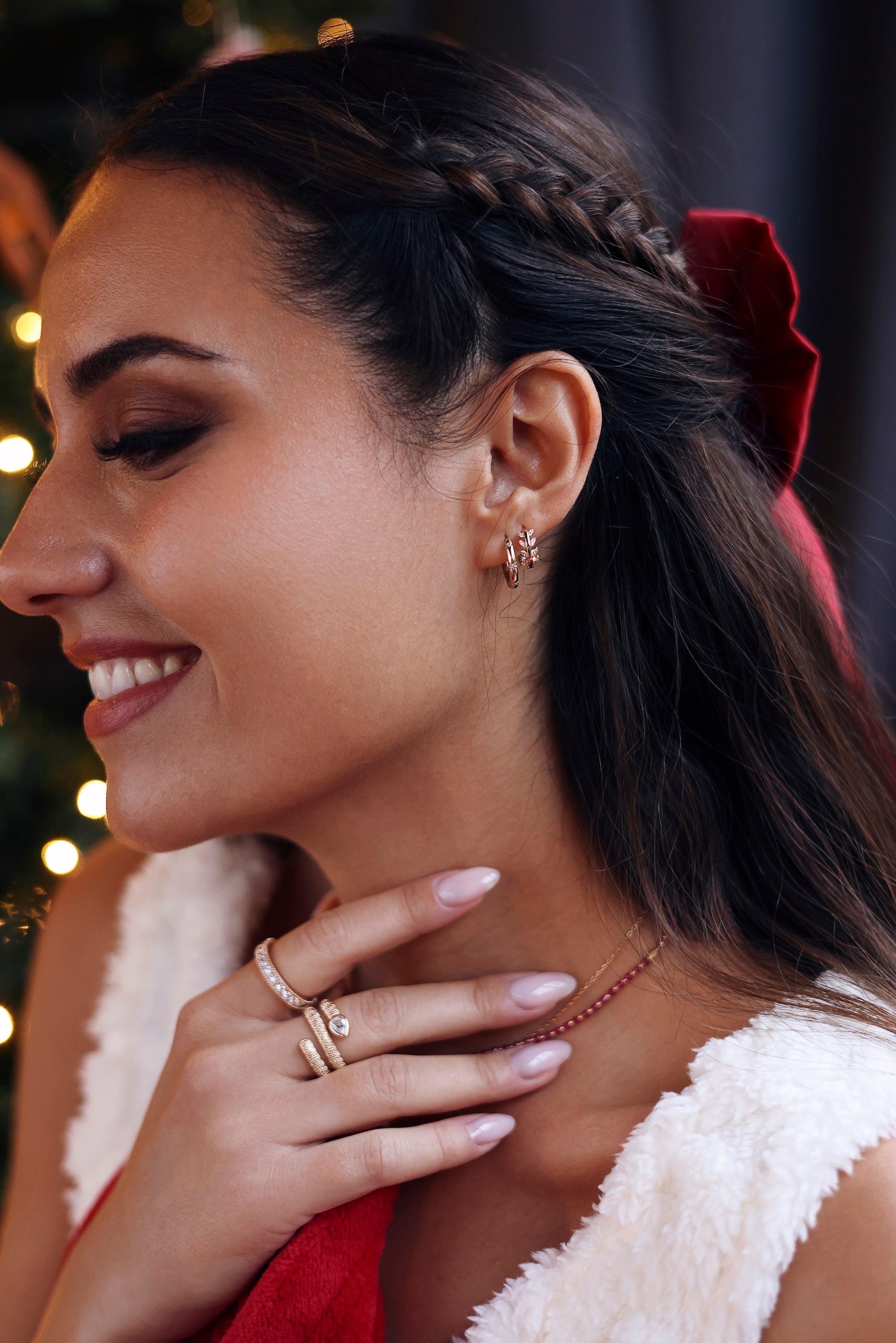 Boucles d'oreilles mini créoles dorées Clarissa motif laurier ornées de zircons - Bijou porté
