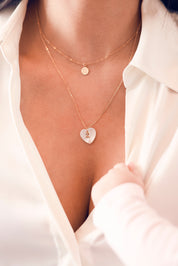 Pendentif cœur en nacre à personnaliser avec lettre de l'alphabet ou charm - Bijou porté