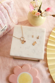 Pendentif initiale doré petite fille - Bijou photographié sur un présentoir en marbre blanc