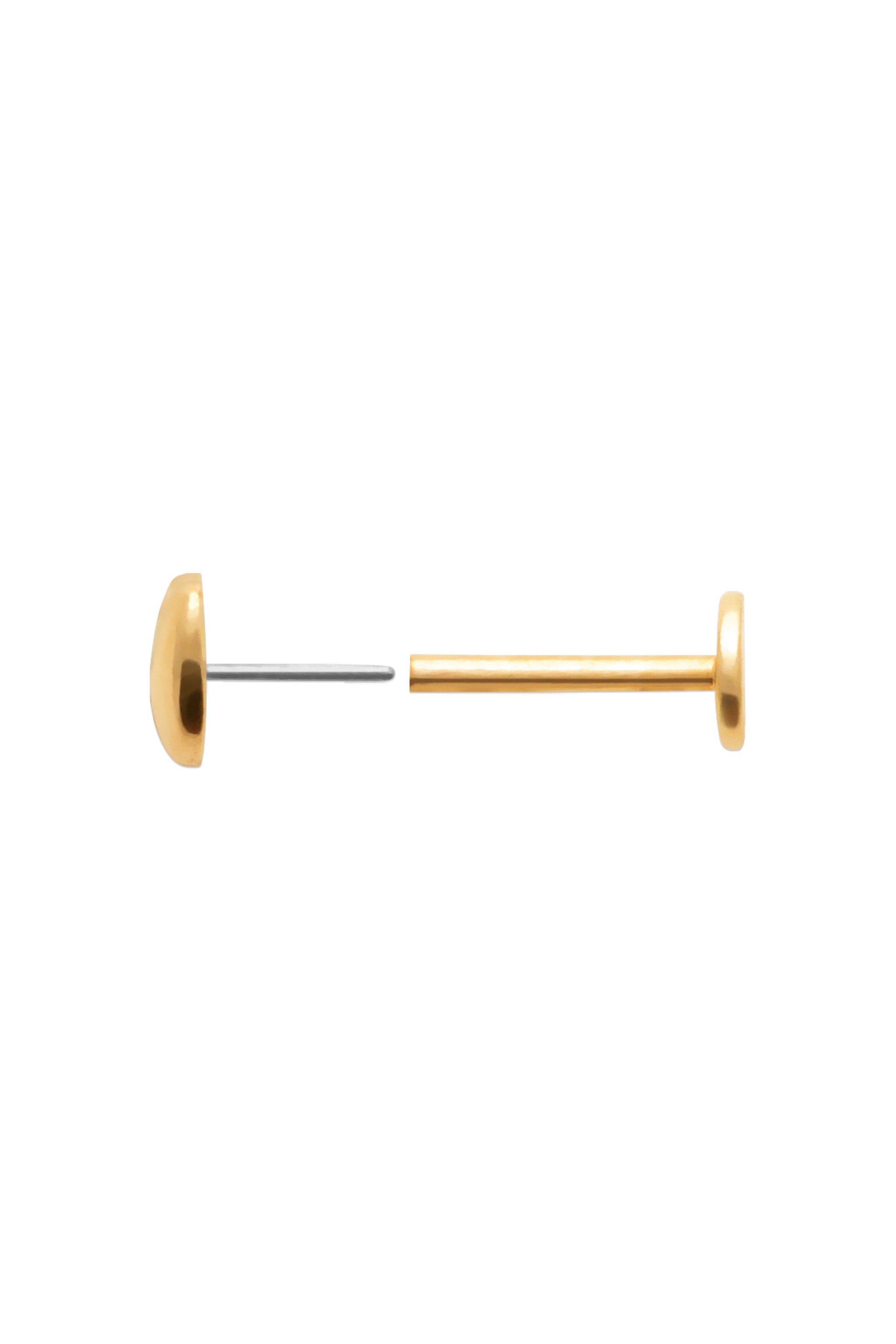 Piercing doré Amora cœur lisse - Bijou photographié sur fond blanc